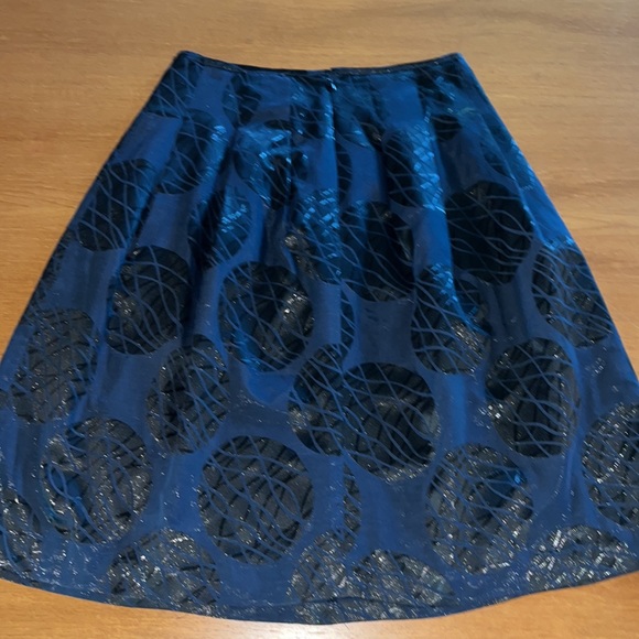 Vince Navy Blue Pleated Knee Length Skirt, Black Metallic Leaf Print, Size 6 - Picture 3 of 10